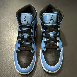 AIR JORDAN 1 MID BIG KIDS UNIVERSITY BLUE / BLACK-WHITE 6.5Y Unisex